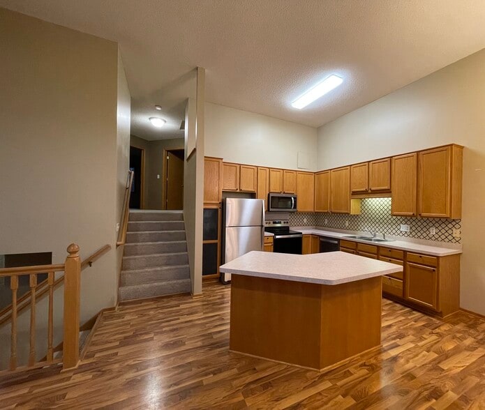 Main floor kitchen - 15115 Cimarron Ct