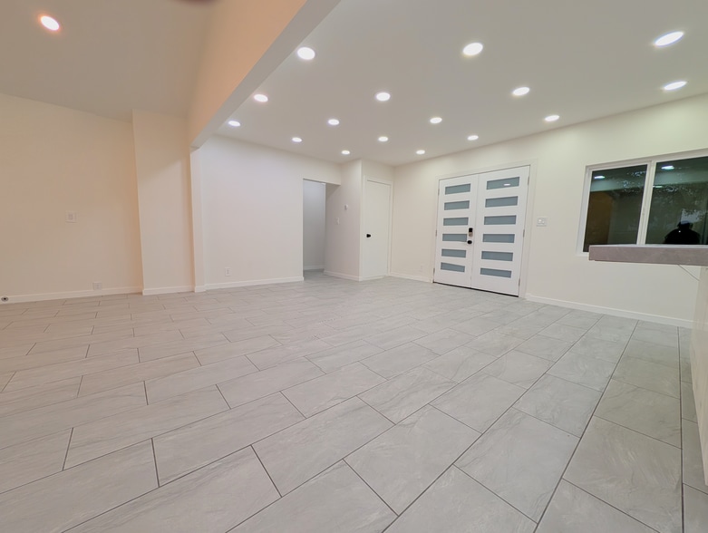 Building Photo - 18700 Collins St