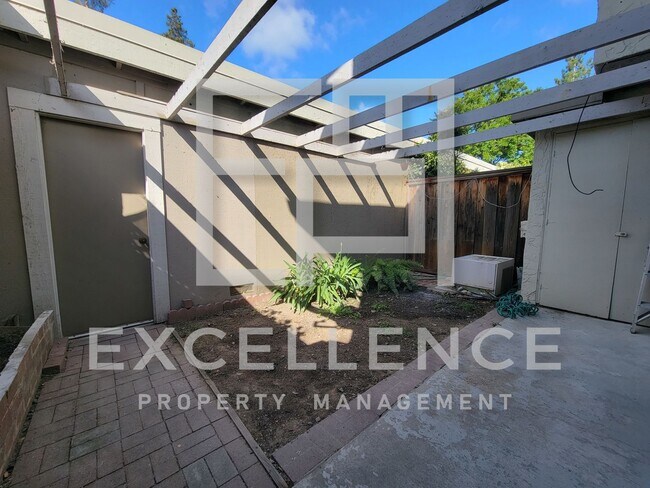 Building Photo - 3/2.5 Townhouse with 2 Car Garage,