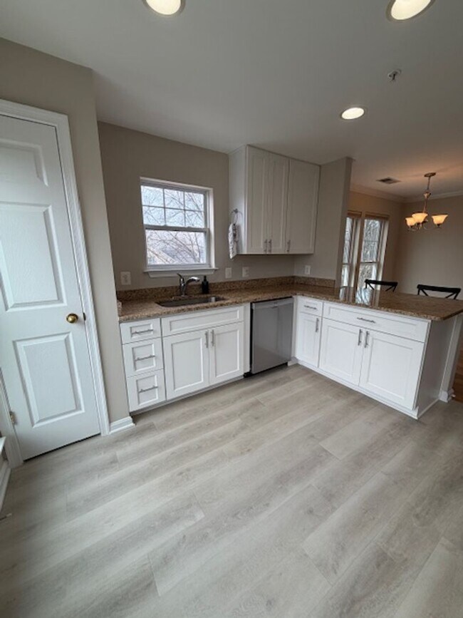 Building Photo - SPACIOUS 2 BEDROOM 2 BATH CONDO WITH LOFT IN KING FARM