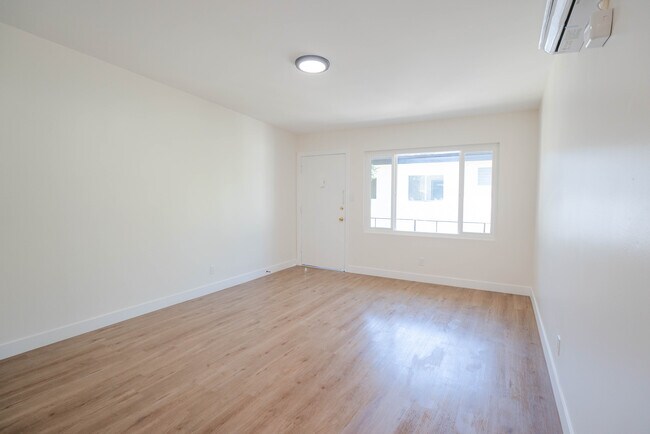 Building Photo - 821 W 167th St