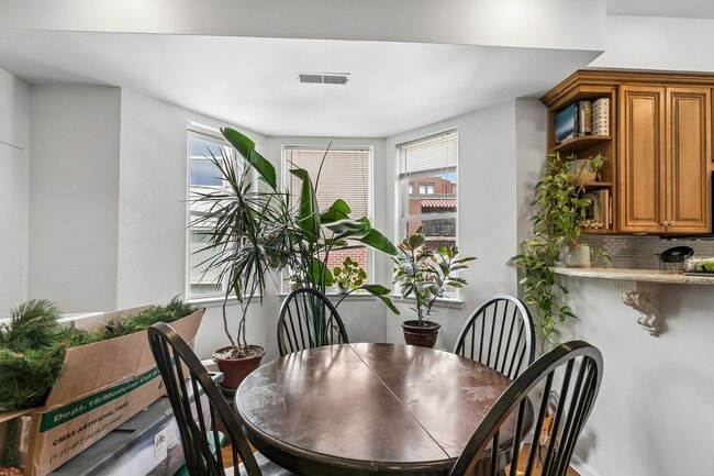 Building Photo - Well-maintained 2-bedroom, 1-bath bi-level apartment | Washington Square West
