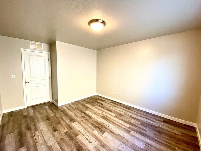 Building Photo - 4 Bedroom + Bonus with 2 baths available 8/22