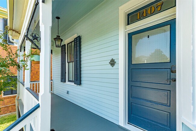 Building Photo - 1407 Winnie St