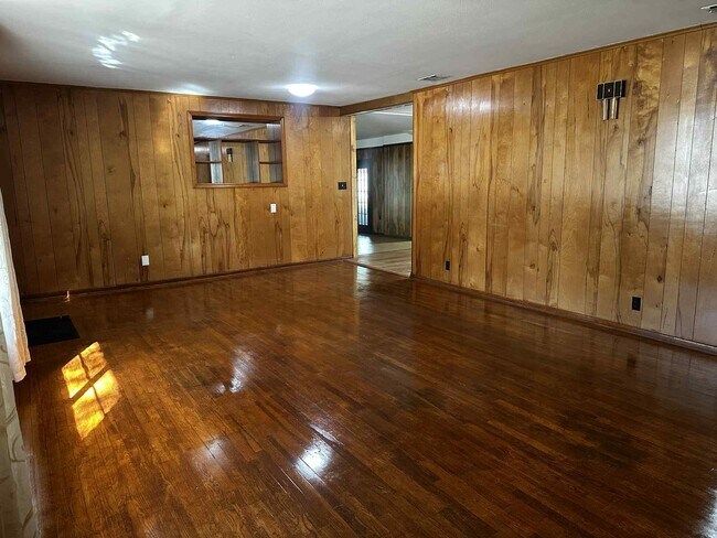Building Photo - 421 Corvet St