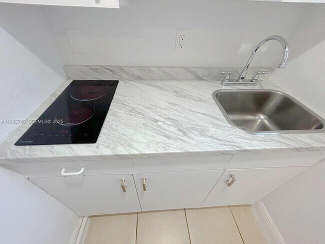 Building Photo - 121 SW 51st Ave