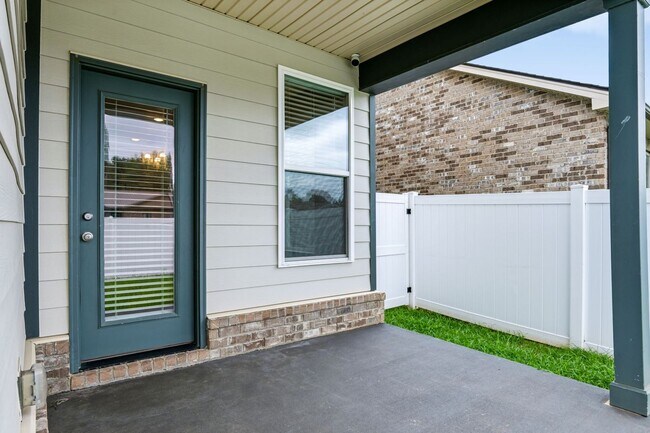 Building Photo - Beautiful 4 Bedroom, 3 Bath Home + Bonus - Available in Smyrna!