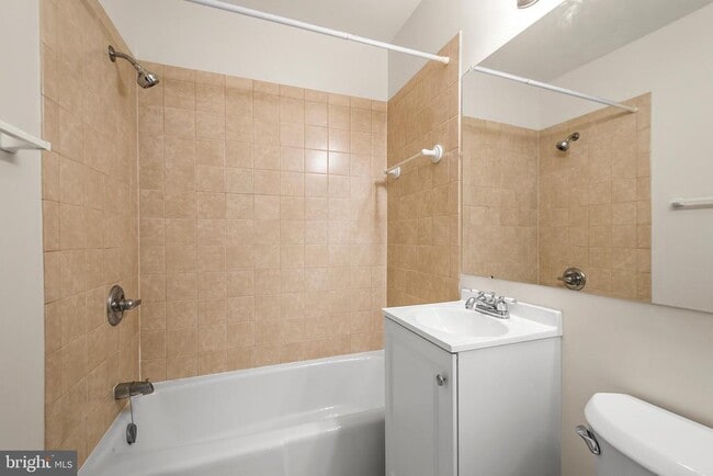 Building Photo - 3945 Lyndhurst Dr