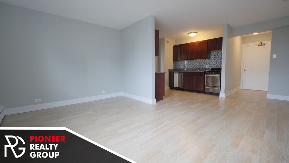 Primary Photo - 429 W Wellington Ave