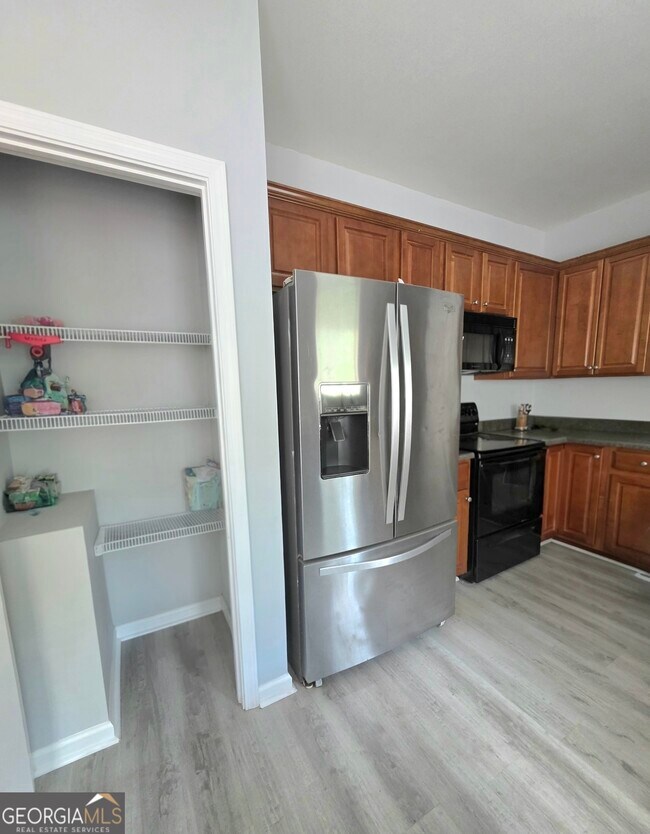 Building Photo - 564 Edgefield Way