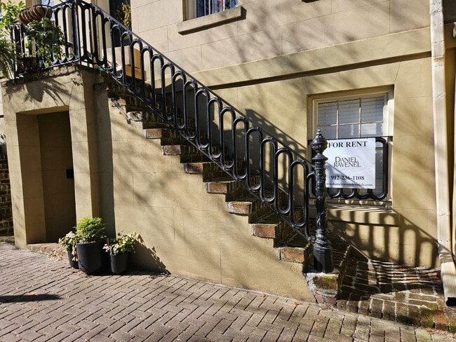 Building Photo - 433 Barnard St