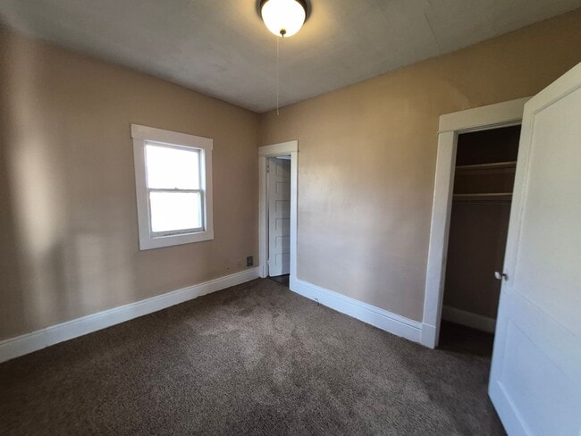 Building Photo - Two Bedroom, One Bathroom Home with Washer/Dryer!