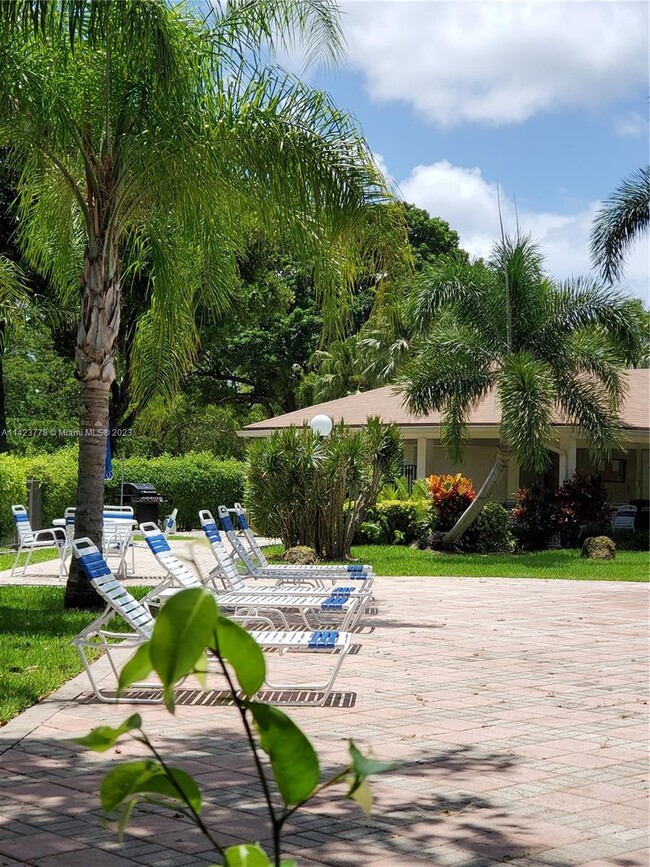 Building Photo - 2901 S Palm Aire Dr