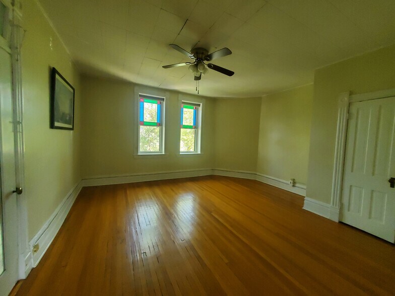first bedroom - 1709 Pine St