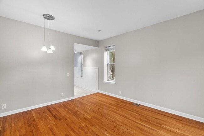 Building Photo - Modern Spacious  2 Bed  and 1.5  Bath Cond...