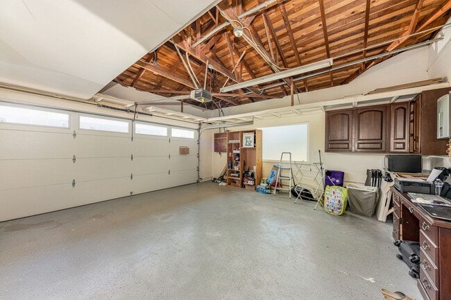 Building Photo - 685 Comet Dr