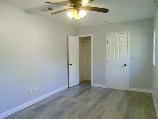 Building Photo - 1805 Lucile Ave