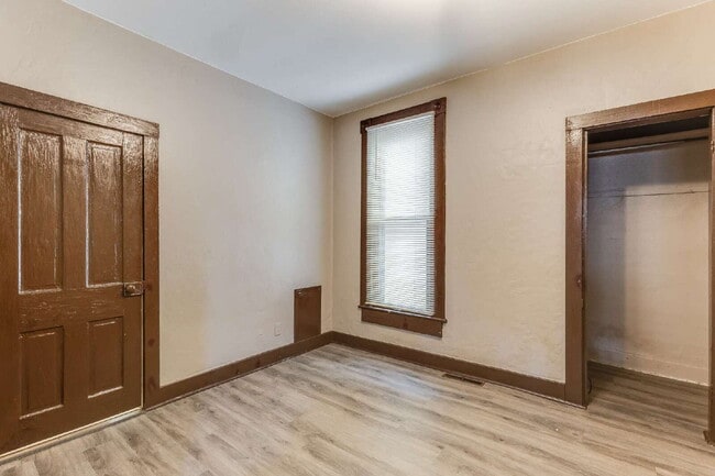 Building Photo - 514 S Fern St