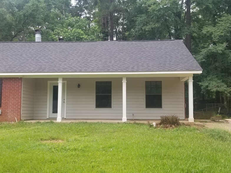 Building Photo - 203 bent creek circle south