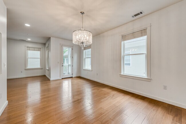 Building Photo - 2604 Thomas Ave