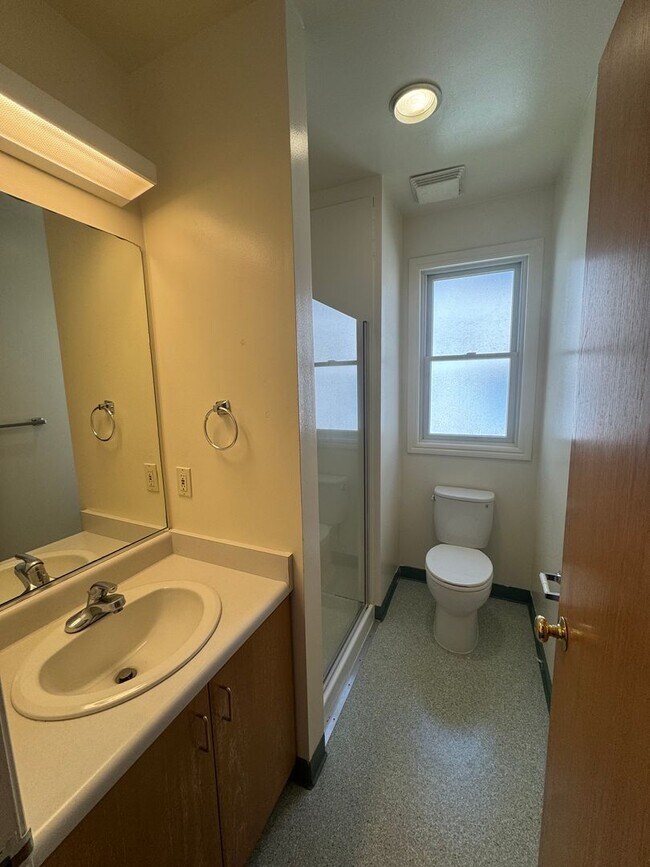 Building Photo - ***REDUCED SECURITY DEPOSIT*** Cottage style  5 bedroom apartment 3 1/2 blocks from campus