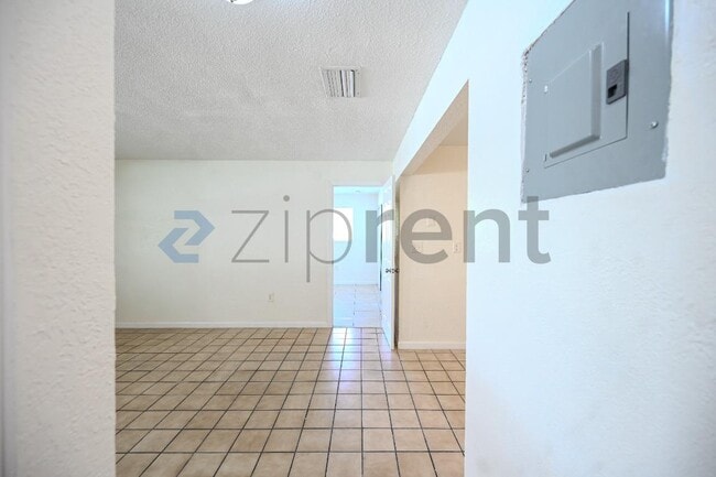 Building Photo - 6040 SW 26th St