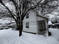 Building Photo - 1010 Helen St NE