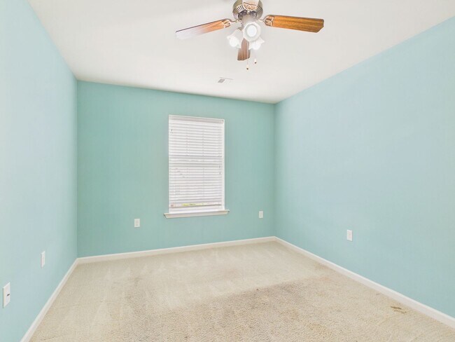 Building Photo - Spacious Townhouse on Mapleton Blvd.
