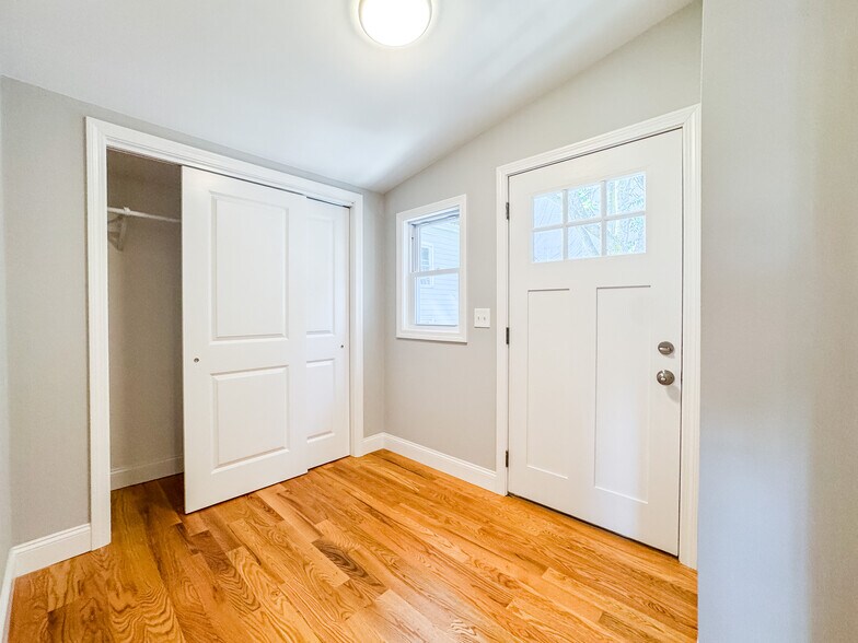 Building Photo - 58 Chestnut St