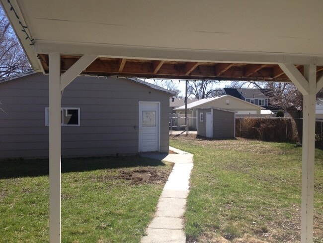 Building Photo - 2 Bedroom House with a 2 Car Garage