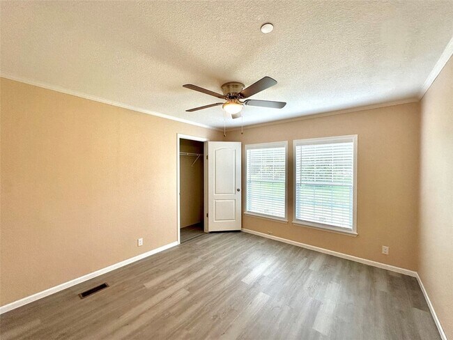 Building Photo - 831 Country Club Rd