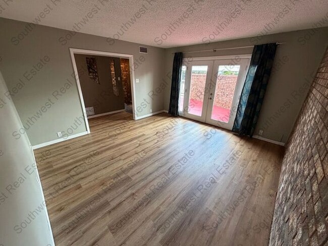 Building Photo - 2 Bed 2.5 Bath Condo on the golf course!
