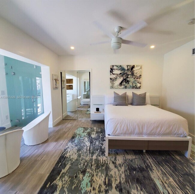 Building Photo - Beautiful waterfront townhouse in the heart of Miami