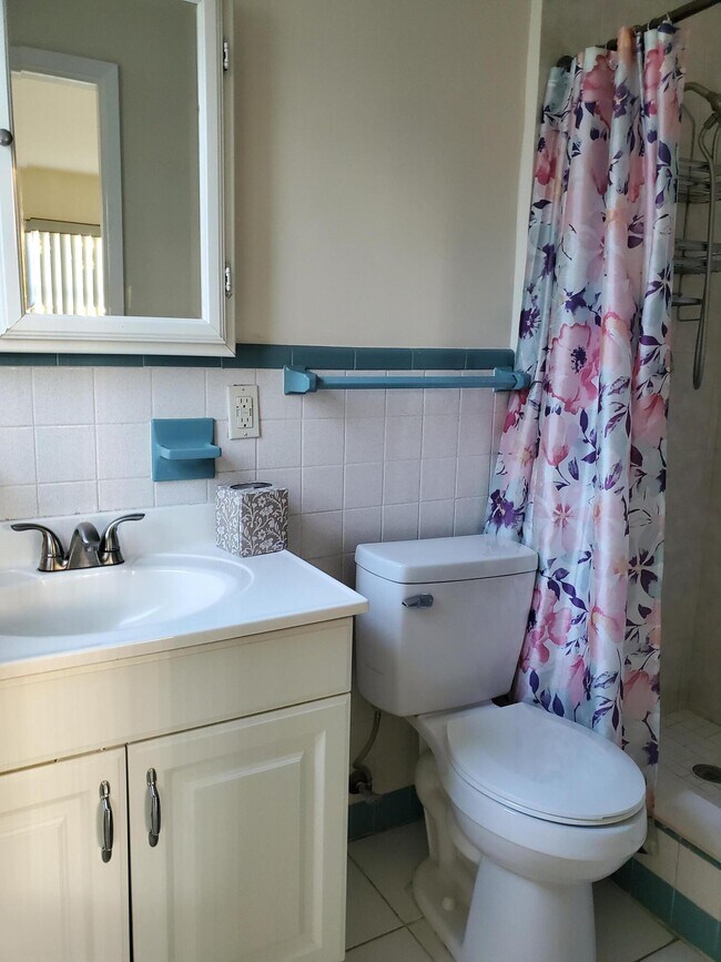 Building Photo - 5150 NE 17th Terrace