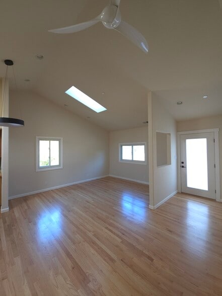 Building Photo - 667 Plum St