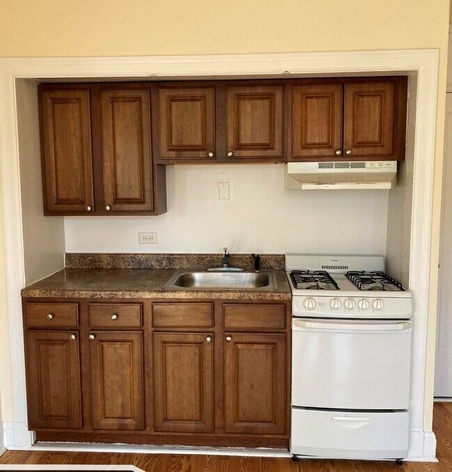 Building Photo - 3335 W Diversey Ave