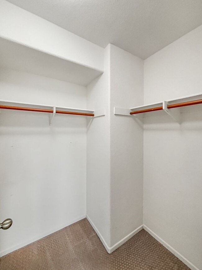 Building Photo - Beautiful 2 Bedroom, 2.5 Bath Condo in Eas...