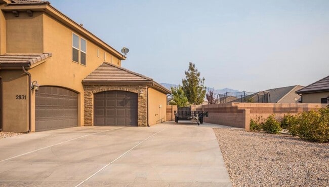 Building Photo - Six-Bedroom Home Includes Casita and RV Parking