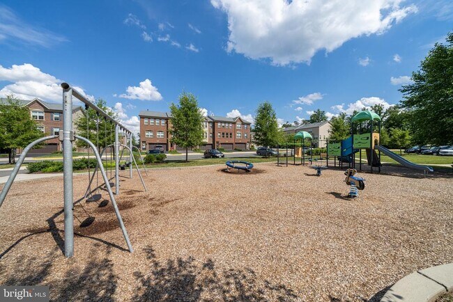 Building Photo - 15970 Greymill Manor Dr