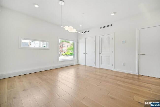 Building Photo - 66B Henry Ave