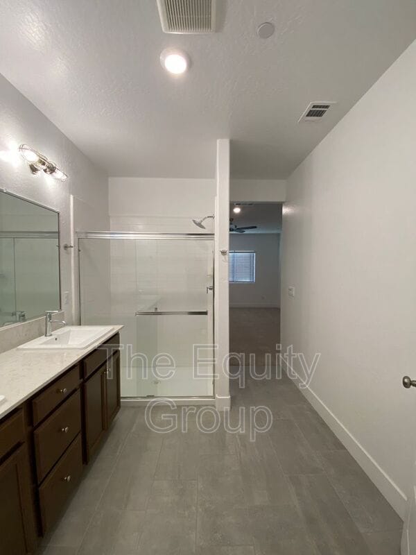 Building Photo - 113 E Tyler Ave