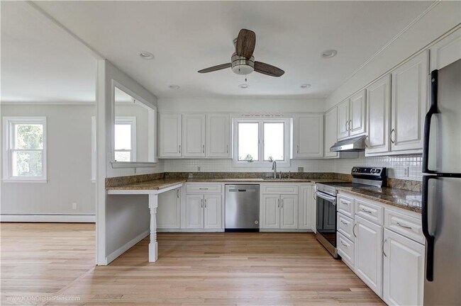 Building Photo - 501 Sandy Point Ave