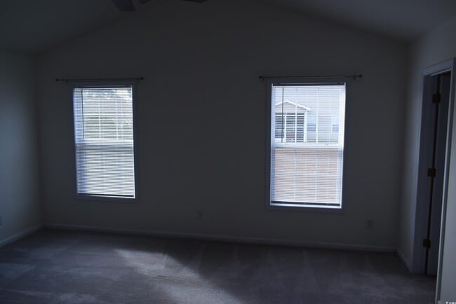 Building Photo - 201 Vesta Dr