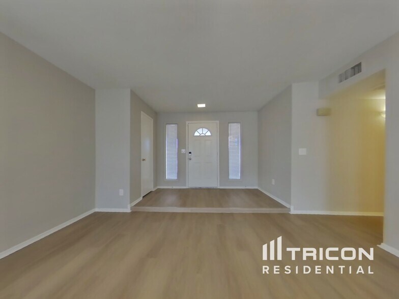 Building Photo - 955 W Santa Cruz Dr