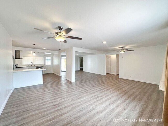 Building Photo - 812 Bracken Ave