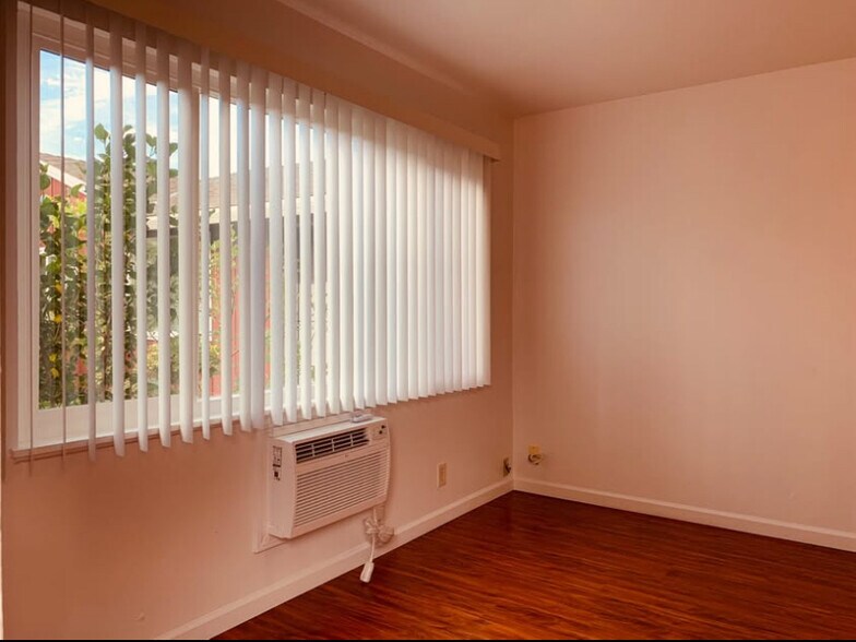 Living room - 10 W Swain Rd