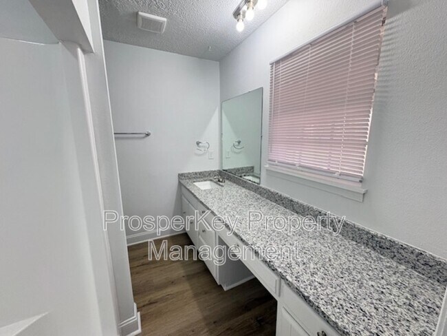 Building Photo - 3009 Montwood Ct