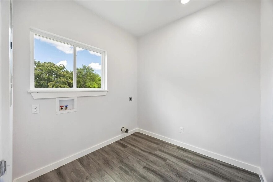 Laundry Room - 108 W Locust St