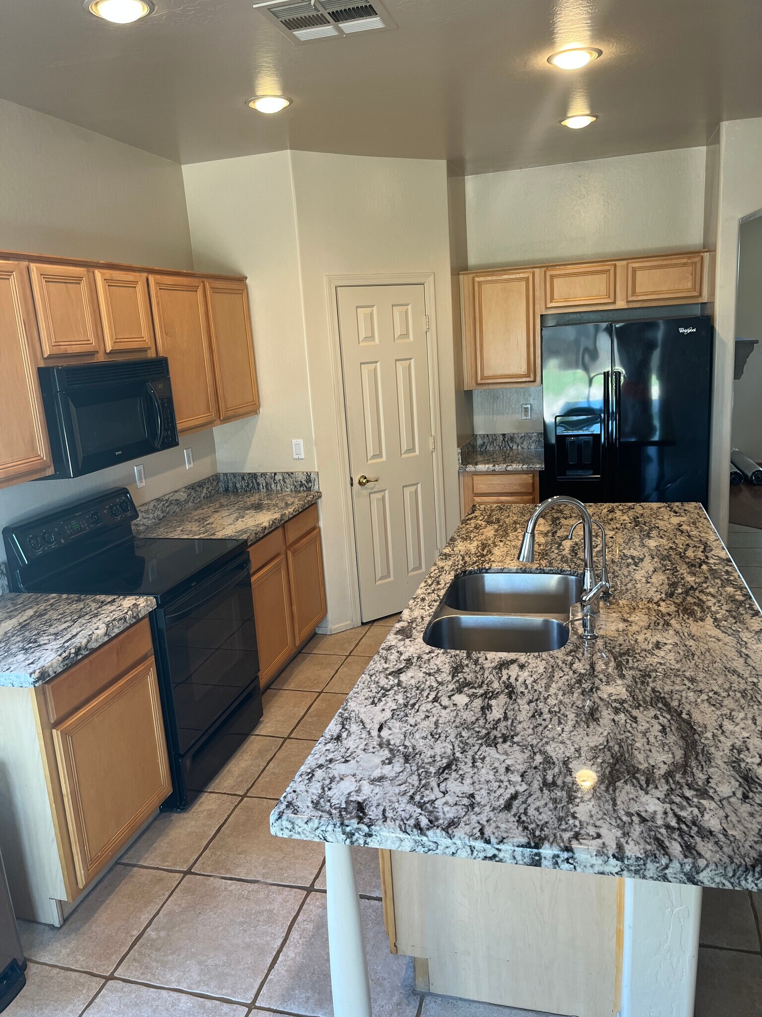 Light and Airy Kitchen w/ Walk-in Pantry - 140 W Beechnut Pl