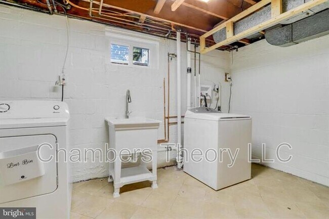 Building Photo - 530 N Nelson St